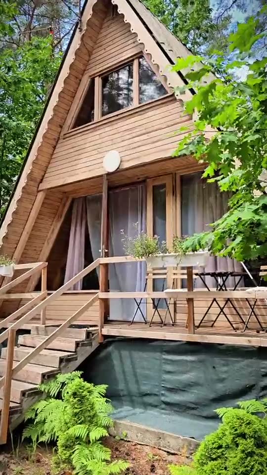 Domek letniskowy w sosnowym lesie — Ośrodek Zakątek